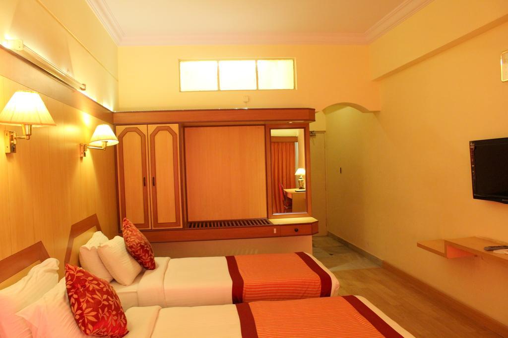 Hôtel Yasodha Towers à Hosūr Extérieur photo