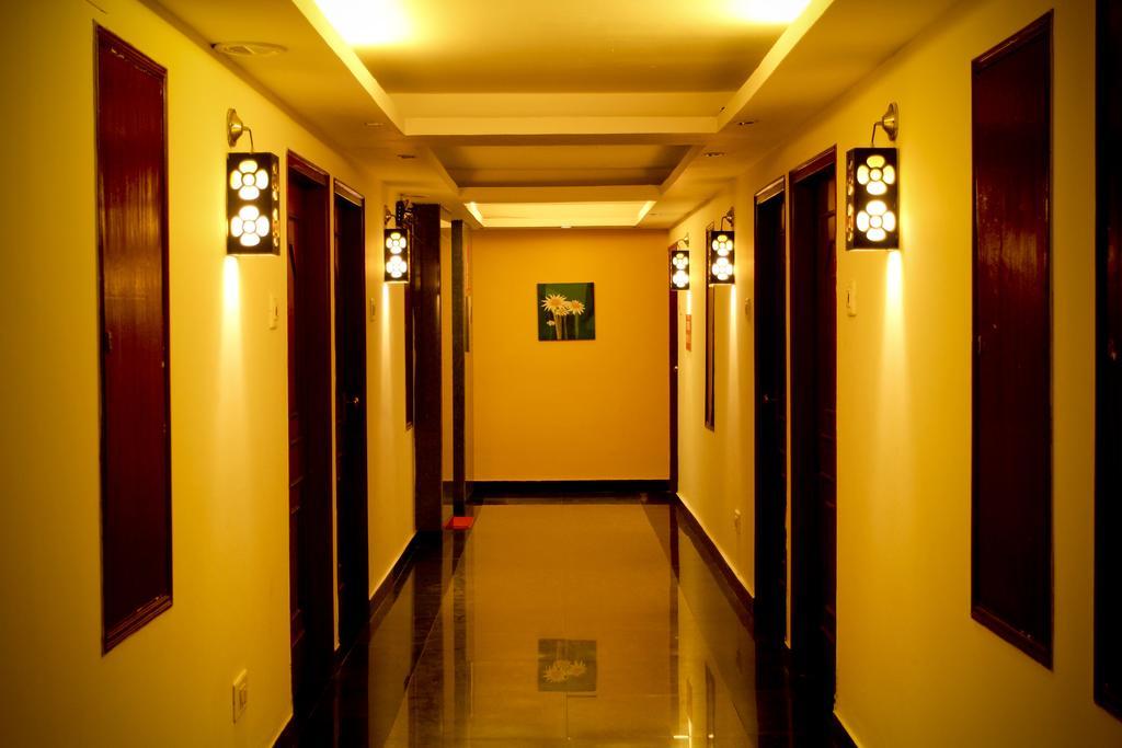 Hôtel Yasodha Towers à Hosūr Extérieur photo