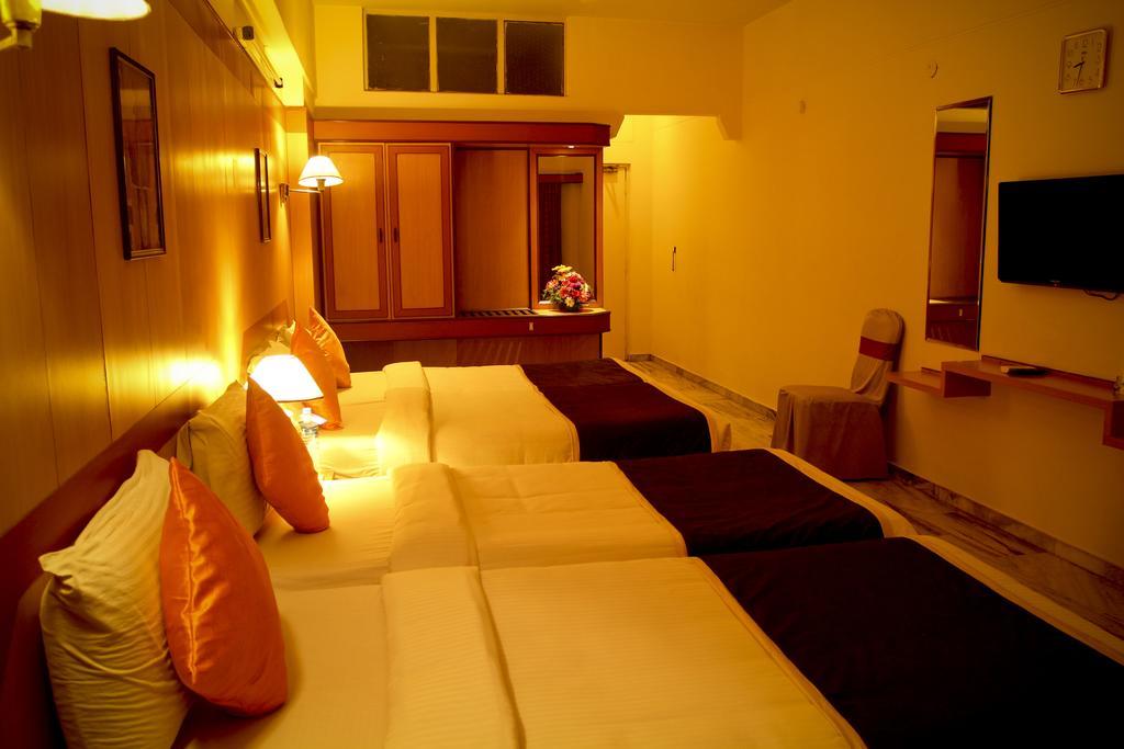 Hôtel Yasodha Towers à Hosūr Extérieur photo